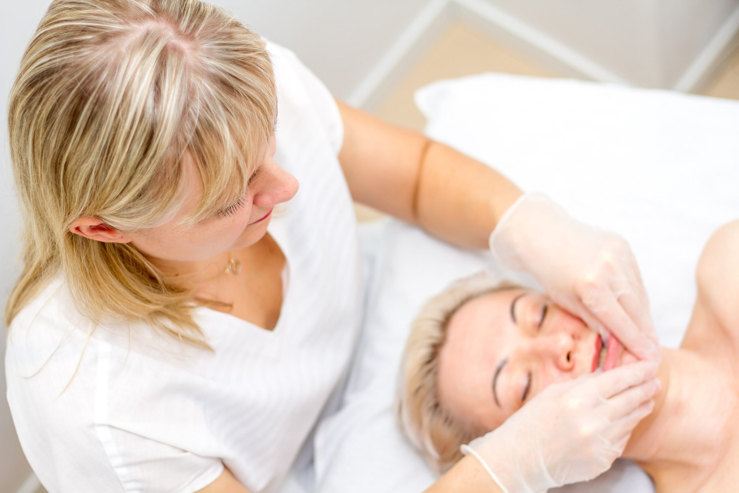 Oksana Marchenko masajes faciales a persona tumbada