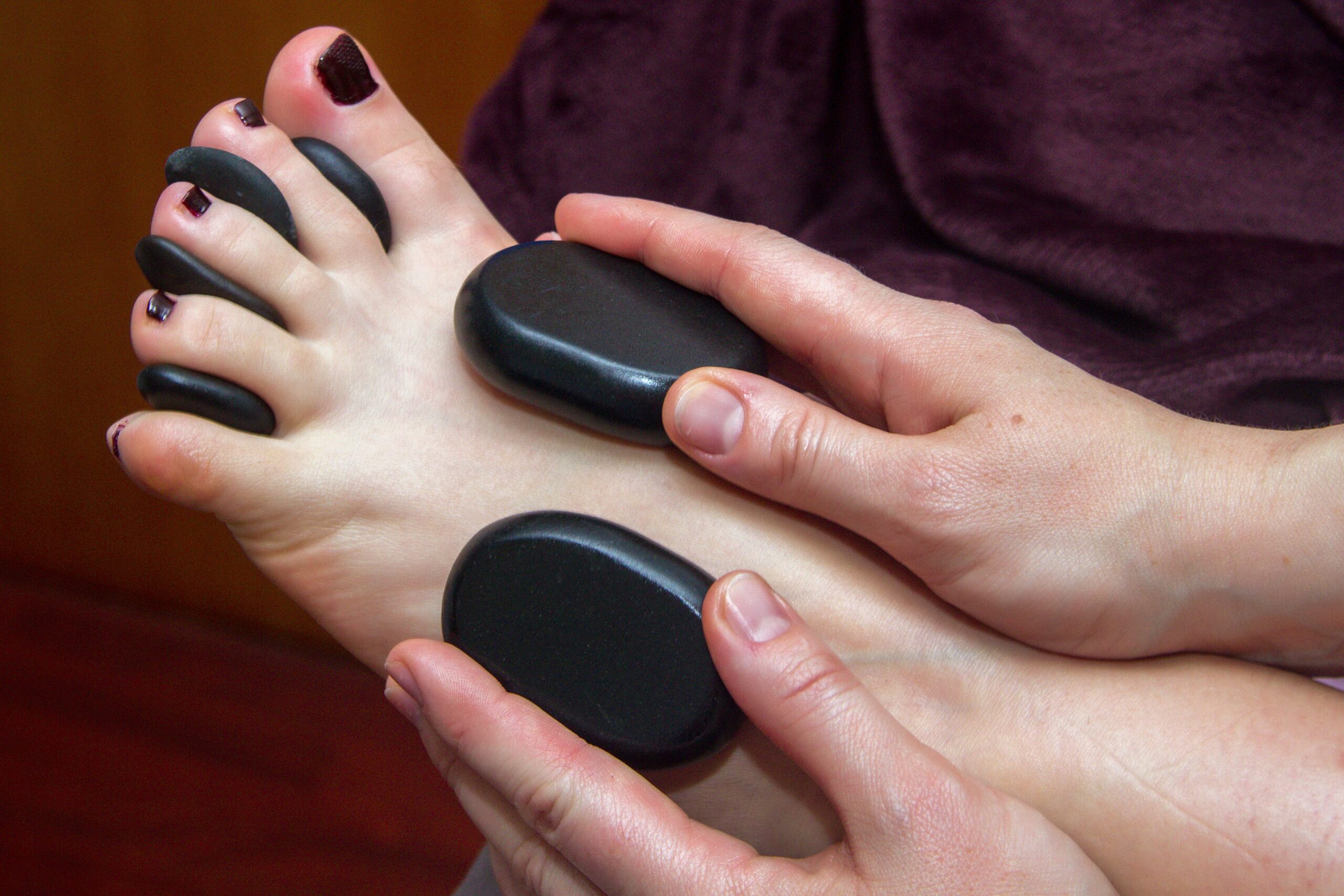 Oksana Marchenko masajes piedras calientes en pie